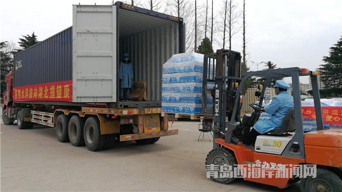 首批包裝直飲水裝車(chē)發(fā)運(yùn)。孫啟攝.jpg