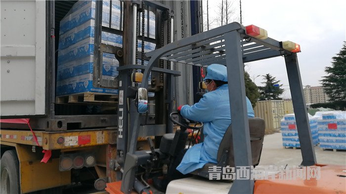 首批包裝直飲水裝車(chē)發(fā)運(yùn)。孫啟攝4.jpg